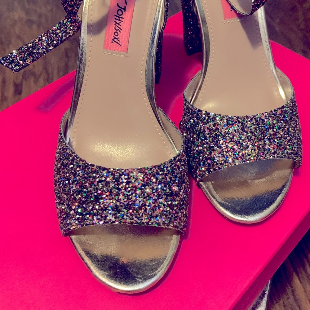 Betset Johnson glissten rainbow elegant heels